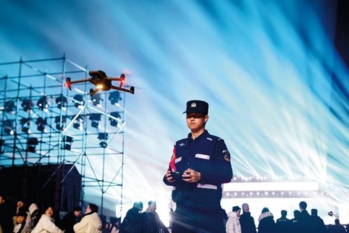 按住Ctrl键+鼠标滚轮缩放